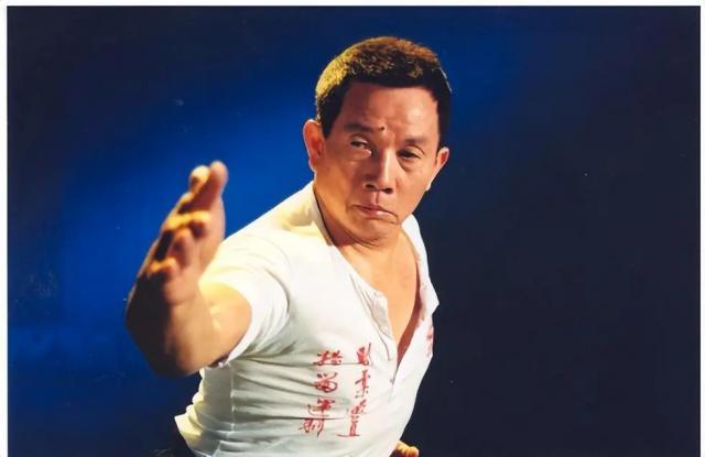 郑少秋的师傅、张国荣的干爹，嘲成龙杂耍，他什么来头？