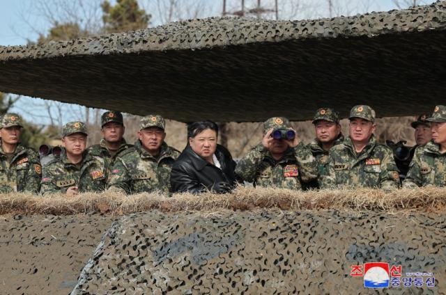 连续两天！金正恩现场指导军事训练