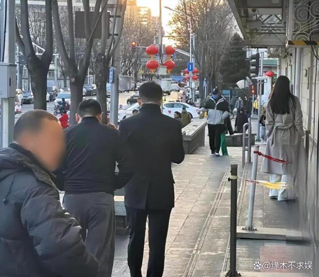 汪小菲和新女友逛街吃包子被偶遇，网友：想不到他真人这么帅